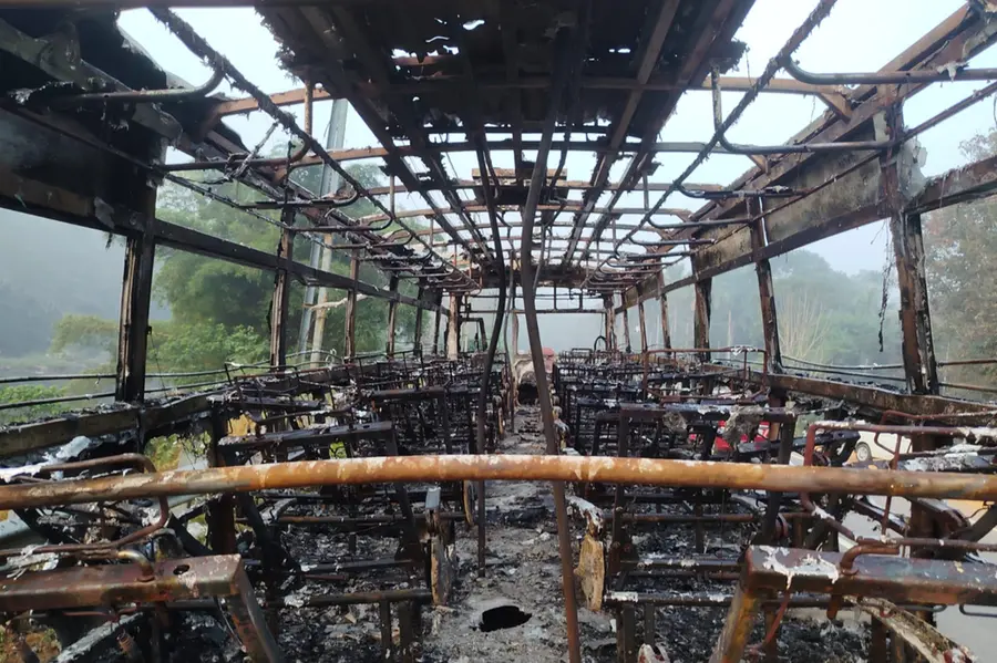കെഎസ്ആർടിസിയുടെ ഗവി വിനോദയാത്രാ ബസ് ഓട്ടത്തിനിടെ കത്തിനശിച്ചു; ആർക്കും പരിക്കില്ല, സംഭവം കോട്ടയത്ത്