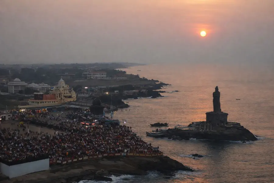 Last sunrise of 2025: Kanyakumari turns into sea of onlookers under orange-gold skies