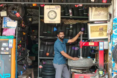 A lens on life: How a Kozhikode tyre shop owner found his passion in photography