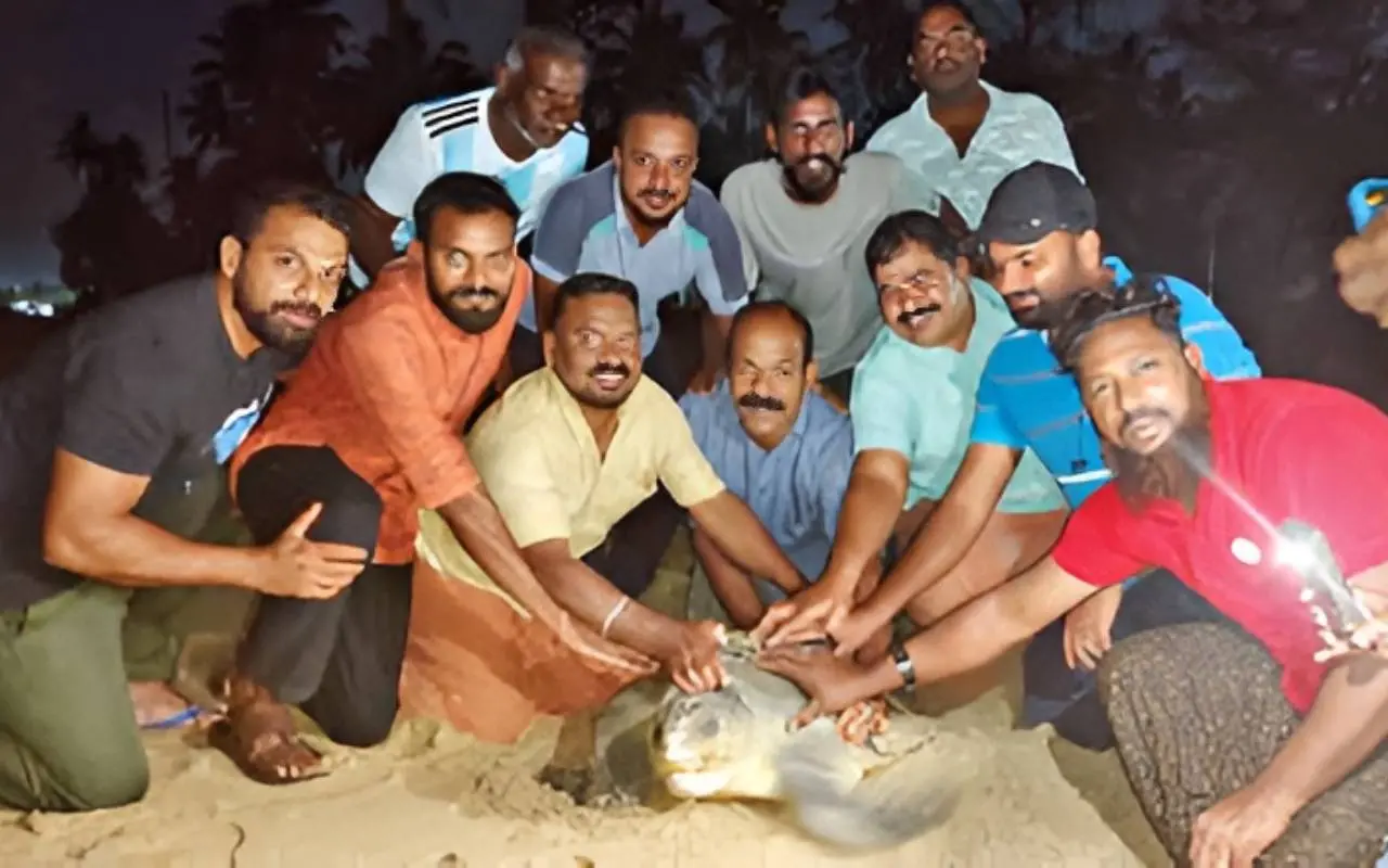 കടലാമയ്ക്കൊപ്പം കടലാമസംരക്ഷണസമിതി പ്രവർത്തകർ