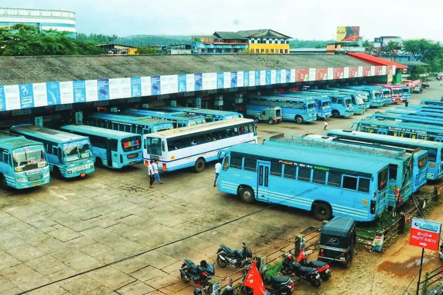 പിന്നോട്ടെടുക്കുന്ന ബസ് ഇടിക്കാതിരിക്കാൻ മാറാൻ പറഞ്ഞത് ഇഷ്ടപ്പെട്ടില്ല; കണ്ടക്ടറെ മർദിച്ച് യുവാവ്