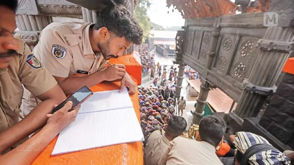 • പതിനെട്ടാംപടിയുടെ മുകളിൽ സ്റ്റോപ്പ് വാച്ചും ബുക്കും വെച്ച്, പടികയറുന്ന ഭക്തരുടെ എണ്ണം തിട്ടപ്പെടുത്തുന്ന പോലീസ് ഉദ്യോഗസ്ഥർ |ഫോട്ടോ: ലതീഷ് പുവത്തൂർ