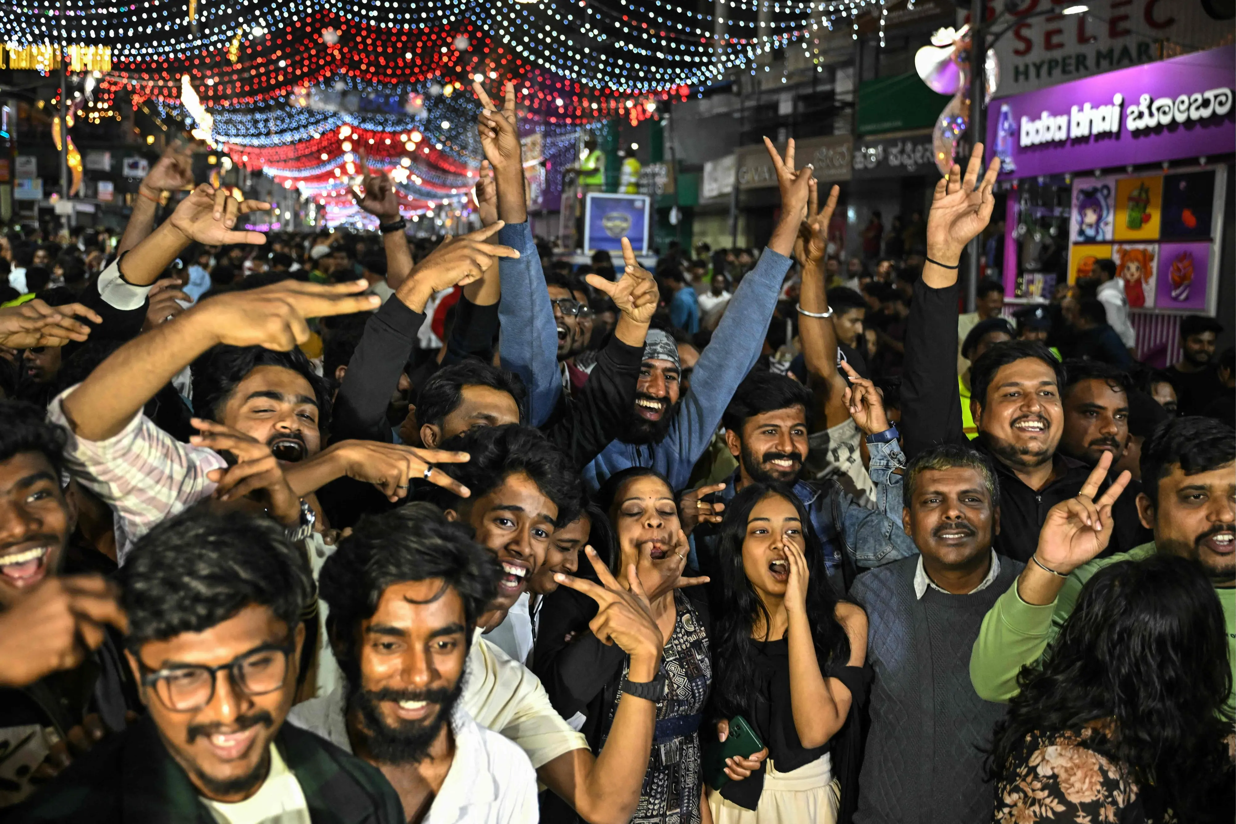 ബെംഗളൂരു ബ്രിഗേഡ് റോഡില് പുതുവര്ഷാഘോഷത്തിന് എത്തിയവര് | ഫോട്ടോ: എഎഫ്പി