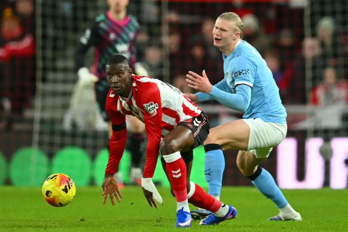Sunderland's French defender #20 Nordi Mukiele (L) beats Manchester City's Norwegian striker #09 Erling Haaland (R) during the English Premier League football match | Photo: AFP