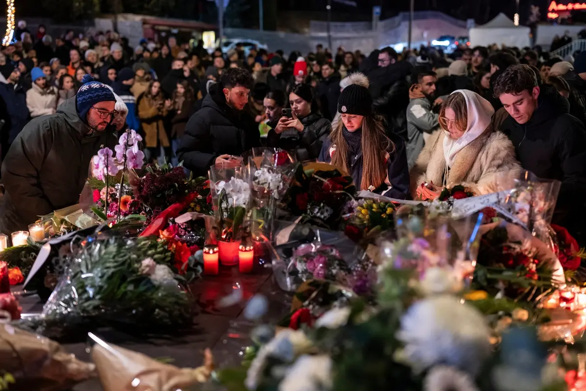 People lay flowers and light candles for the victims of the fire at the 'Le Constellation' bar and lounge during New Year's celebration, in Crans-Montana, Switzerland | Photo: AP