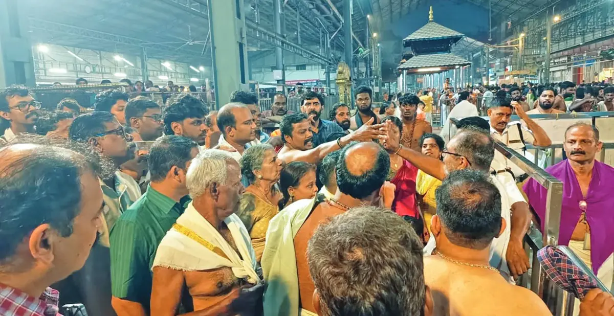 ഗുരുവായൂർ ക്ഷേത്രനടയിലെ പ്രധാന വരിപ്പന്തലിൽനിന്ന് അകത്തേക്ക്‌ കടത്താൻ വൈകിയതിനെത്തുടർന്ന് ഭക്തർ സുരക്ഷാജീവനക്കാരുമായി തർക്കിക്കുന്നു