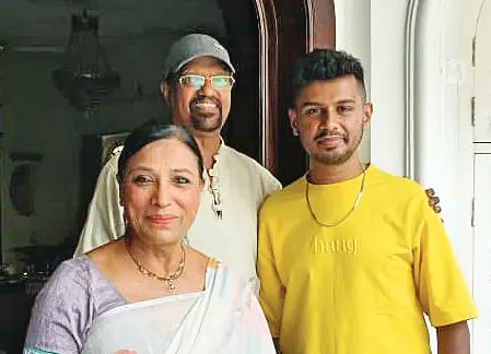 27 വര്ഷം മുമ്പ് ദെലീമ ജോജോ പാടിയ പാട്ട് റാപ്പ് സംഗീതത്തിന്റെ പശ്ചാത്തലത്തില് വൈറലാക്കിയ ഫെജോ, എം.എല്.എയെ കാണാന് എത്തിയപ്പോള് | Photo: Mathrubhumi