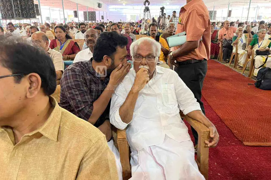 പാലക്കാട് വേറെ ആളെ നിർത്തുമെന്ന് ആദ്യം,പിന്നാലെ നേരിൽകണ്ട് ചെവിയിൽ പറഞ്ഞ് രാഹുൽ; തിരുത്തുമായി കുര്യൻ