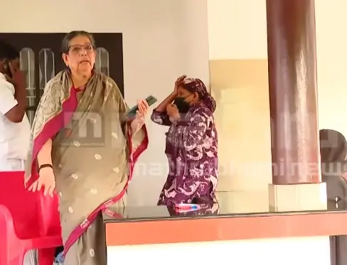 വി.പി. സുഹറയും നൗഷാദ് തെക്കയിലും പരാതിക്കാരിക്കൊപ്പം | Photo: Screengrab/Mathrubhumi News