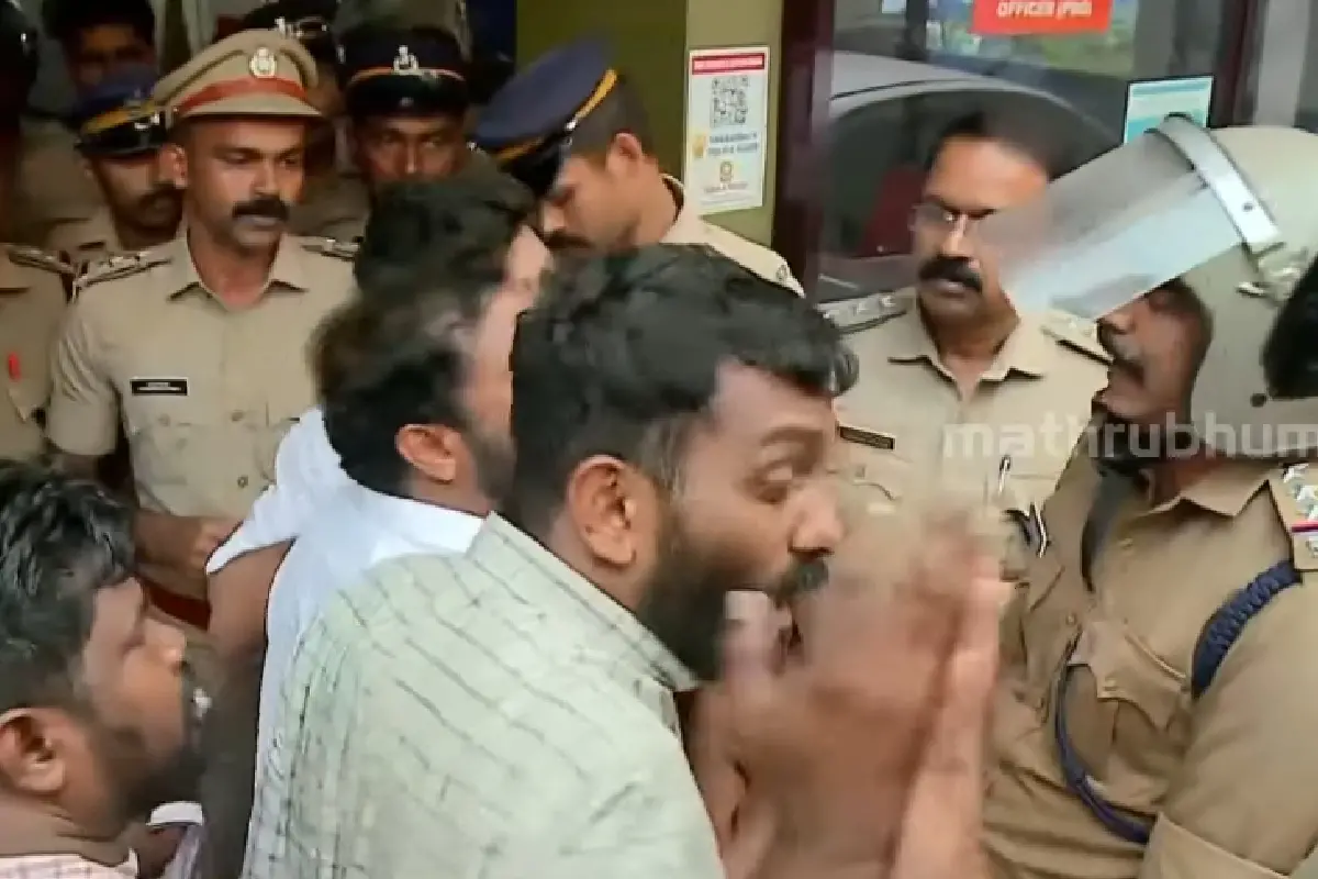 യൂത്ത് കോൺഗ്രസ് പ്രതിഷേധം അക്രമാസക്തമായപ്പോൾ | Photo: Screengrab/Mathrubhumi News