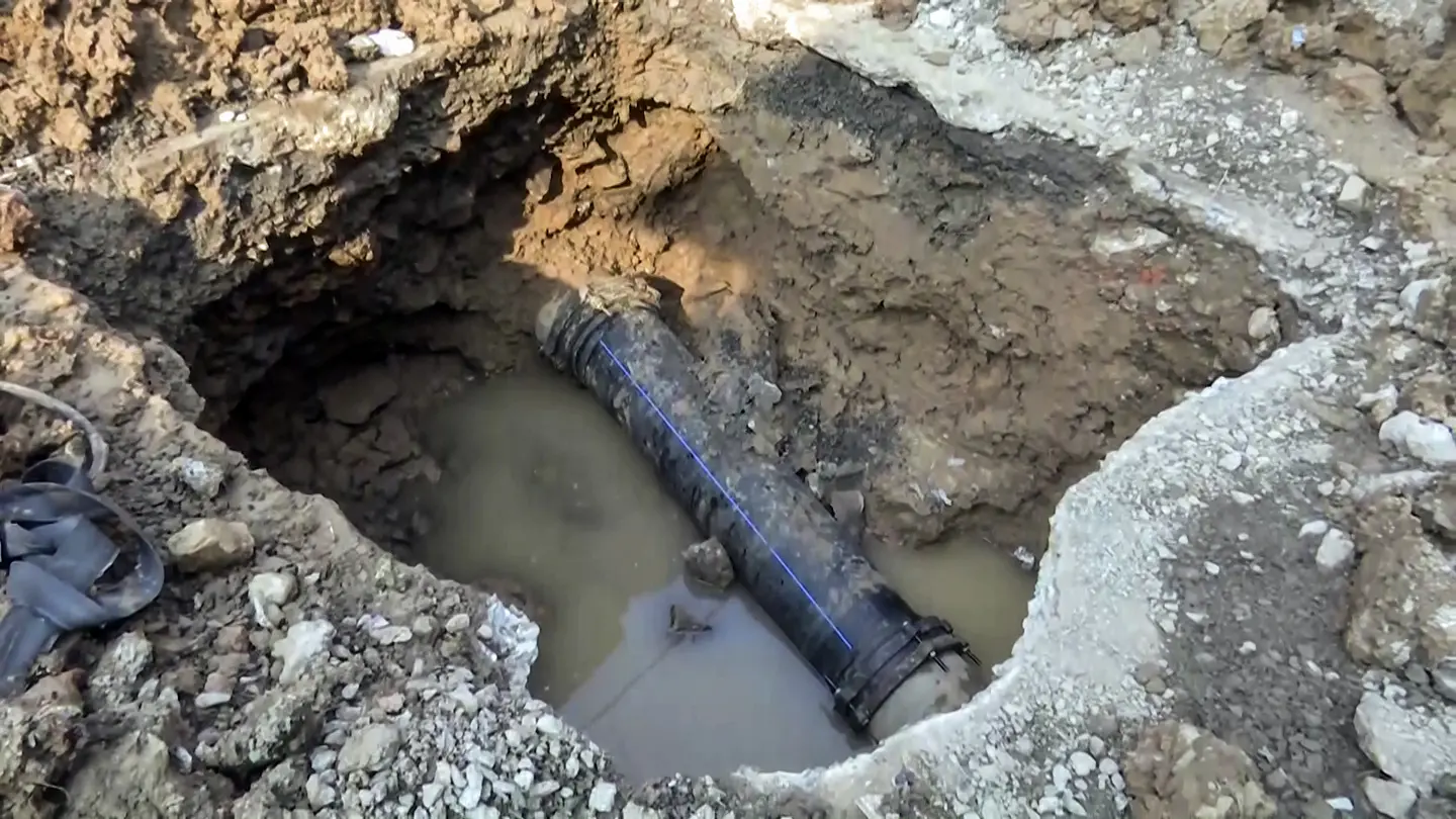 A water pipeline being dug out after eight people died due to contaminated water and more than 149 hospitalised, in Indore on Friday. (ANI Video Grab)