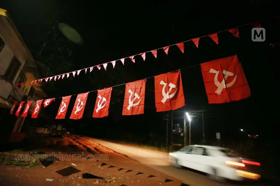 മകൻ UDF സ്ഥാനാർഥിയെ പിന്തുണച്ചു; അമ്മയെ LDF ഭരണസമിതിയുടെ ബാങ്കിൽ നിന്ന് പിരിച്ചുവിട്ടു