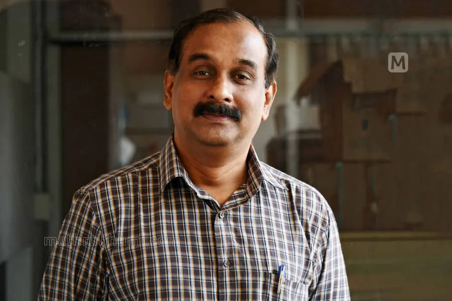 ‘പൊള്ളുന്ന ചുംബനത്തിന്റെ നനവ് ഇപ്പോഴുമുണ്ട് നെറ്റിയിൽ, പാട്ട് കാതിലും’