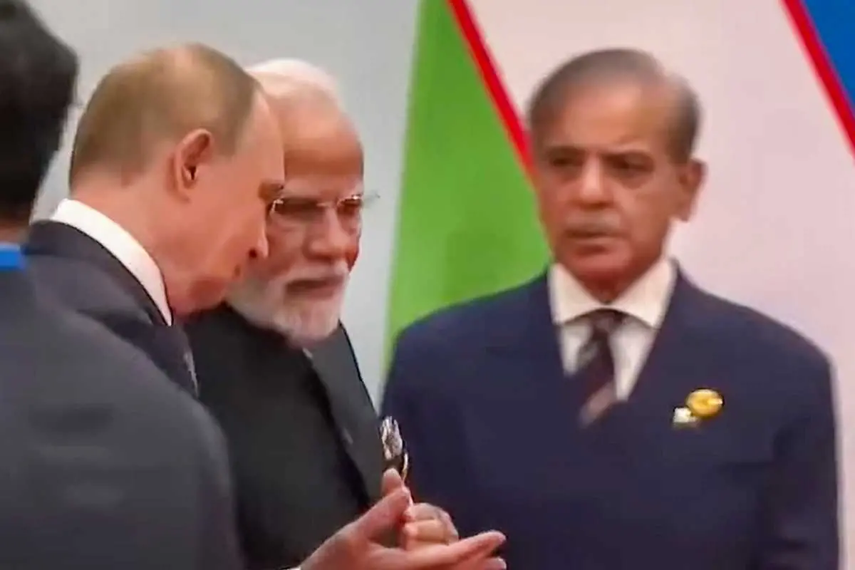 പ്രധാനമന്ത്രി നരേന്ദ്ര മോദി റഷ്യൻ പ്രസിഡന്റ് വ്ളാഡിമിർ പുടിനോടൊപ്പം പശ്താത്തലത്തിൽ പാകിസ്താൻ പ്രധാനമന്ത്രി ഷെഹ്ബാസ് ഷെരീഫ് | Photo: PTI
