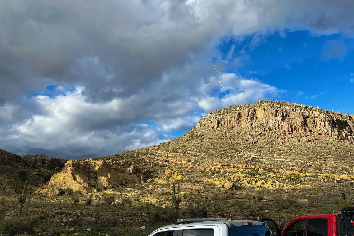 The site of the crashed helicopter in the mountains near Telegraph Canyon, south of Superior, Arizona | Photo: X/ @Pinal CSO