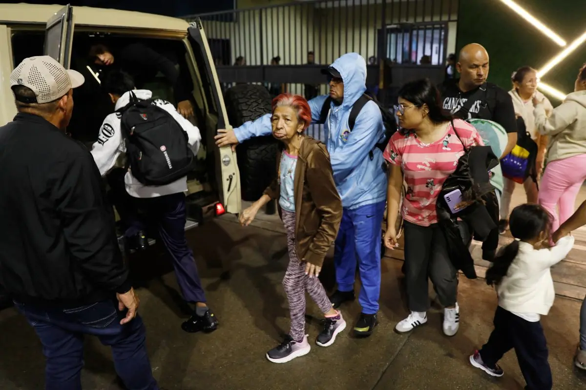 Residents evacuate a building near the Miraflores presidential palace after explosions and low-flying aircraft were heard in Caracas | Photo: AP