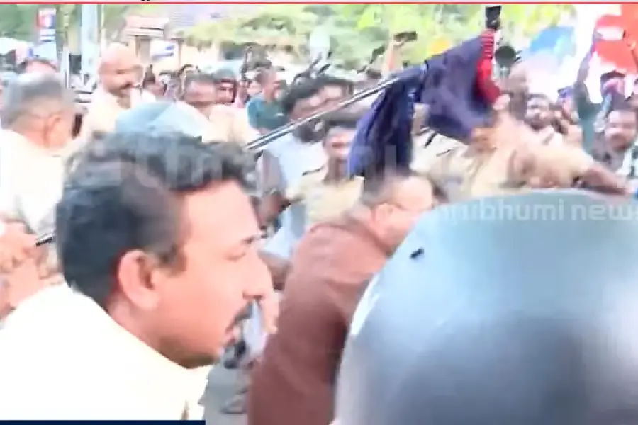 'കള്ളാ'...; കോടതി പരിസരത്ത് ആന്റണി രാജുവിനെ തടഞ്ഞ് യൂത്ത് കോൺഗ്രസ്, കരിങ്കൊടി പ്രതിഷേധം