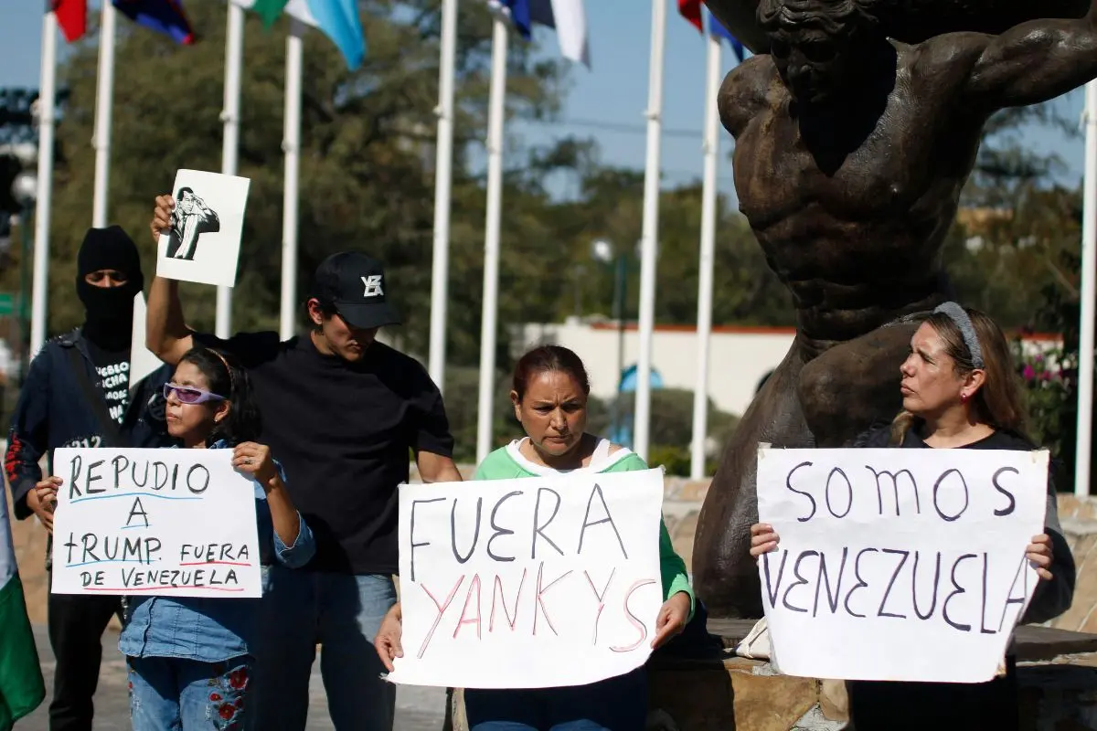 Supporters of the Venezuelan government hold signs as they protest against the US in Monterrey | Photo: AFP