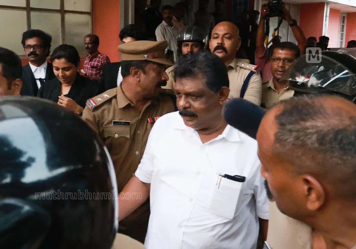 തൊണ്ടിമുതൽ കേസിൽ കോടതി ശിക്ഷിച്ച ആന്റണി രാജു എംഎൽ എ ജാമ്യം ലഭിച്ചതിനെ തുടർന്ന് തിരുവനന്തപുരം നെടുമങ്ങാട് കോടതിയിൽ പോലീസ് സുരക്ഷയിൽ പുറത്തേക്ക് വരുന്നു | ഫോട്ടോ: എസ്. ശ്രീകേഷ് / മാതൃഭൂമി