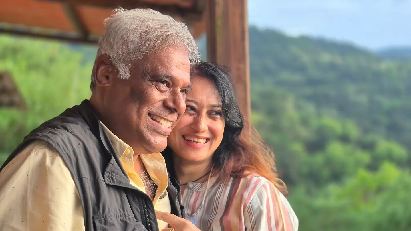 Ashish Vidyarthi and his wife, Rupali Baruah | Photo: Facebook