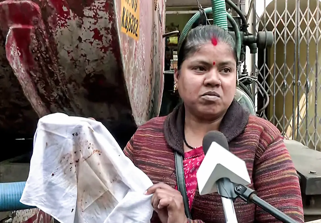 A woman shows stained piece of cloth from contaminated water at Bhagirathpur area in Indore | Photo: ANI