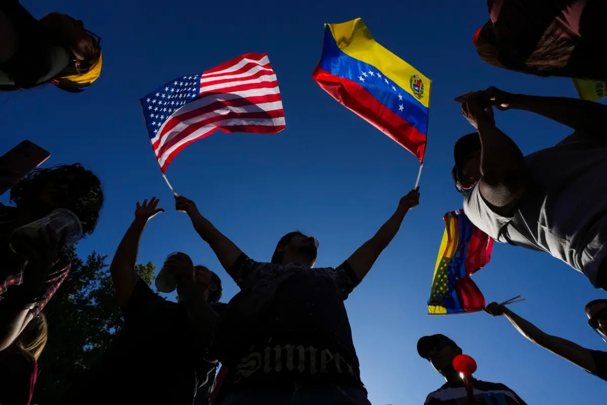Venezuelans celebrate in Santiago, Chile, Saturday, Jan. 3, 2026, after U.S. President Donald Trump announced that President Nicolas Maduro had been captured and flown out of Venezuela. | Photo: AP