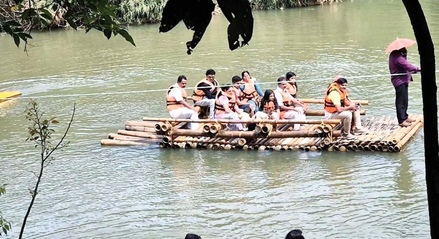 കുറുവാ ദ്വീപിലെ ചങ്ങാടയാത്ര ആസ്വദിക്കുന്ന സഞ്ചാരികള് | Photo: Mathrubhumi