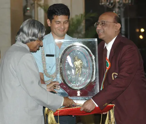 Former President APJ Abdul Kalam presenting the Dhyan Chand Award to Manoj Kumar Kothari | PTI FILE