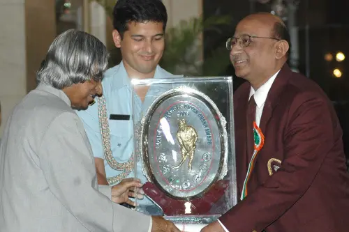 Former President APJ Abdul Kalam presenting the Dhyan Chand Award to Manoj Kumar Kothari | PTI FILE