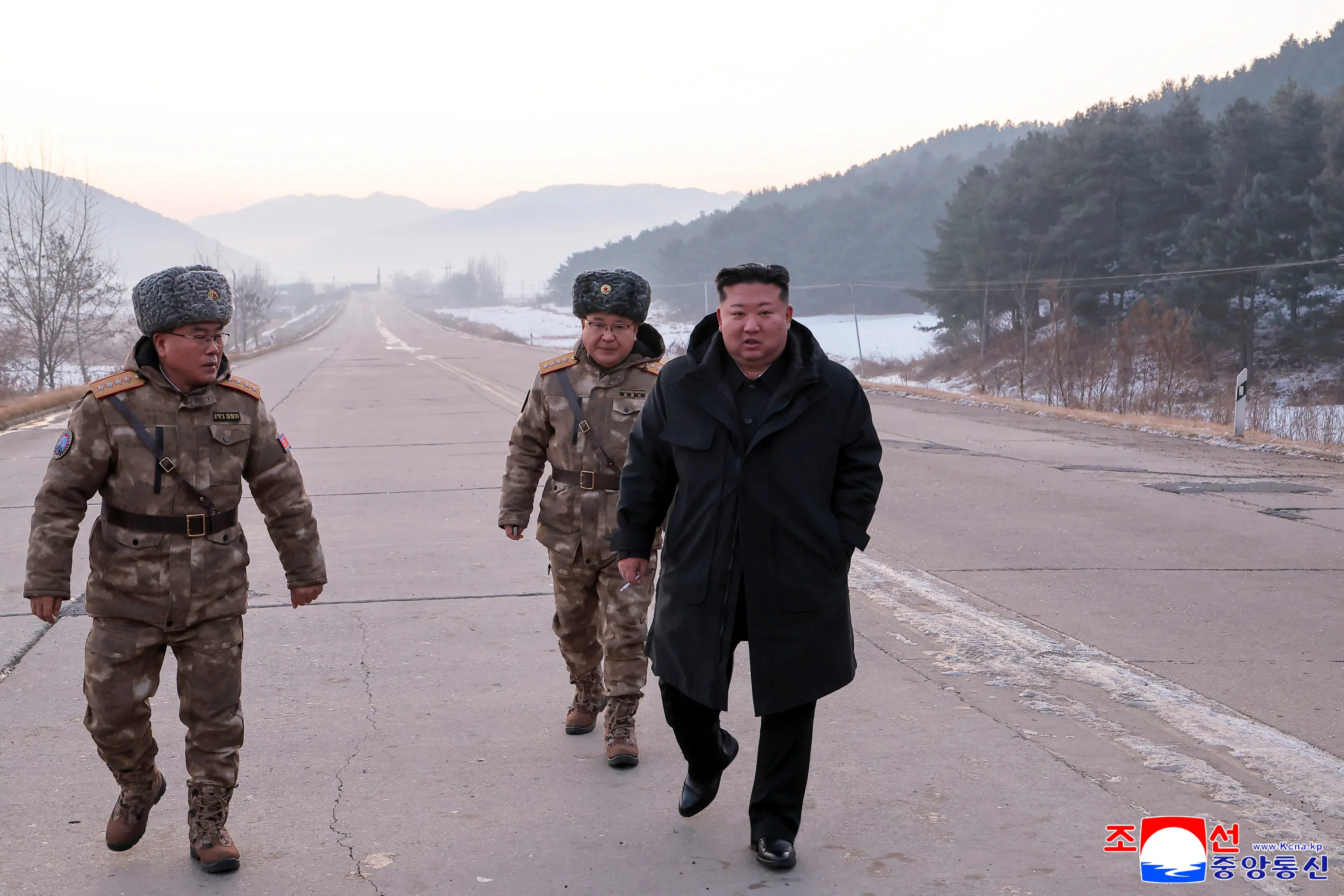 This picture taken on January 4, 2026 and released by North Korea's official Korean Central News Agency (KCNA) via KNS on January 5, 2026 shows North Korean leader Kim Jong Un (R) inspecting a missile launch exercise in Pyongyang. | Photo: AFP