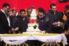 ‘മൂൺ വാക്ക്' ഓഡിയോ ലോഞ്ച് വേദിയിൽ കേക്ക് മുറിച്ച് ജന്മദിനം ആഘോഷിച്ച് എ.ആർ റഹ്‌മാൻ