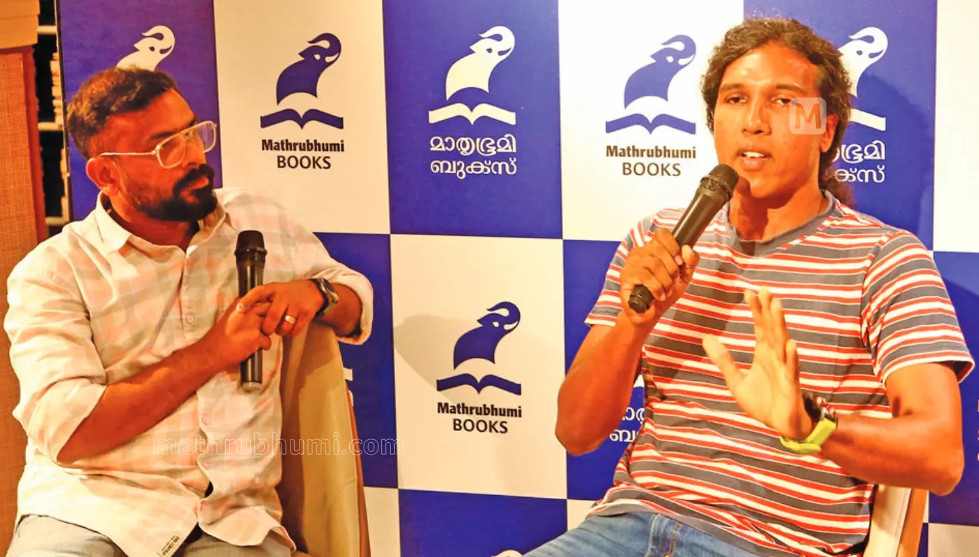 കാക്കനാട് മാതൃഭൂമി ബുക്സ്റ്റോറിൽ നടന്ന 'കൊടുമുടികൾ താണ്ടിയ ആത്മവിശ്വാസം' എന്ന പരിപാടിയിൽ 'ഒരു മനുഷ്യൻ, ഏഴു കൊടുമുടികൾ' എന്ന പുസ്തകത്തിന്റെ രചയിതാവായ ഷെയ്ഖ് ഹസൻ ഖാൻ തന്റെ അനുഭവങ്ങൾ വായനക്കാരുമായി പങ്കുവെക്കുന്നു. പുസ്തകത്തിന്റെ സഹ രചയിതാവായ അരുൺ ശങ്കർ സമീപം.