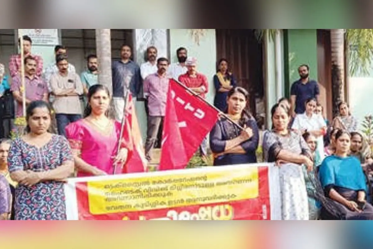 പിണറായി ഹൈടെക് വീവിങ് മില് പ്രതിസന്ധി ഉടന് പരിഹരിക്കണമെന്നാവശ്യപ്പെട്ട് ടെക്സ്റ്റൈല് മില് വര്ക്കേഴ്സ് യൂണിയന്റെ നേതൃത്വത്തില് നടന്ന പ്രതിഷേധം