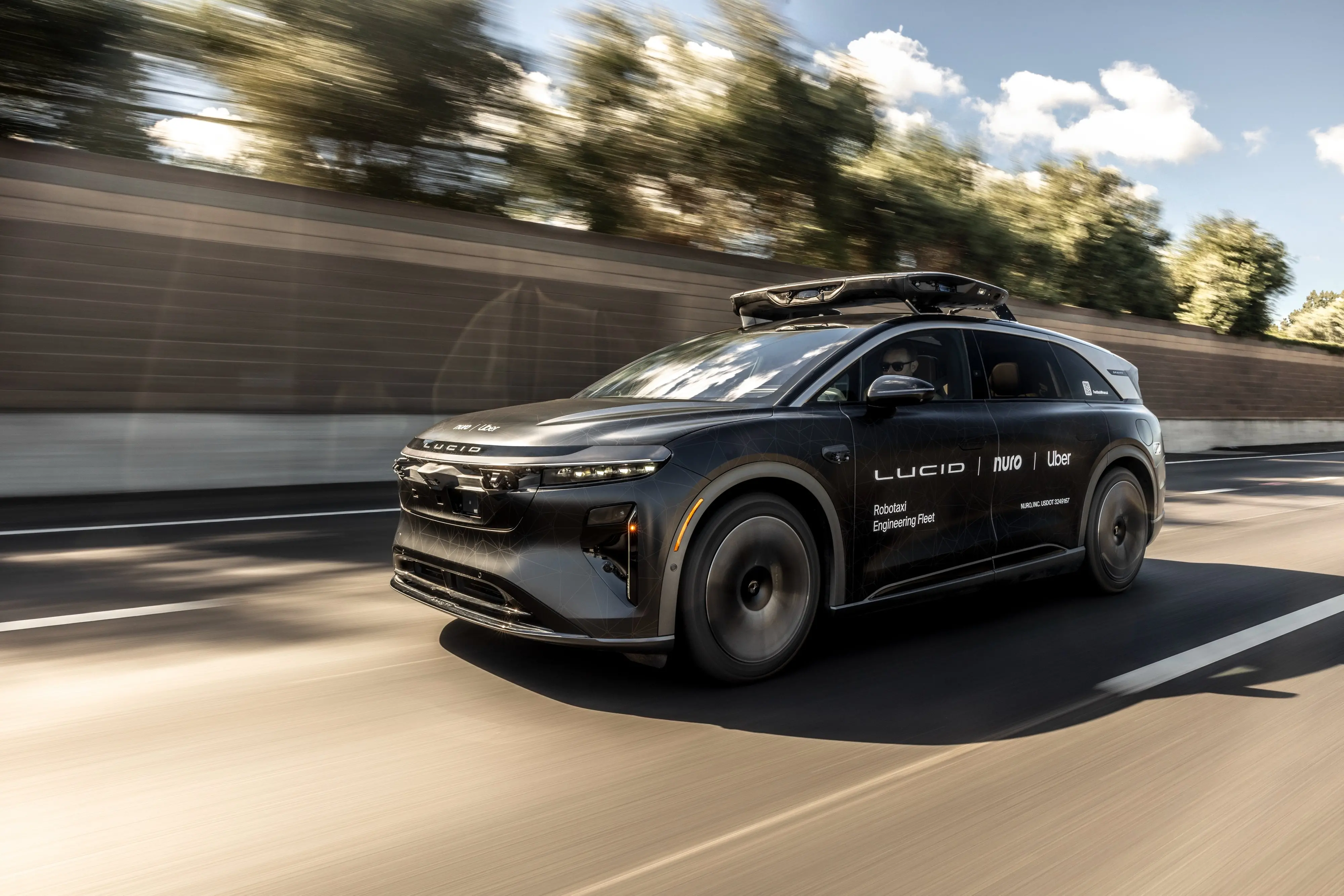 The Lucid Gravity robotaxi with an in-cabin ride experience designed by Uber | Photo: X/ @Uber