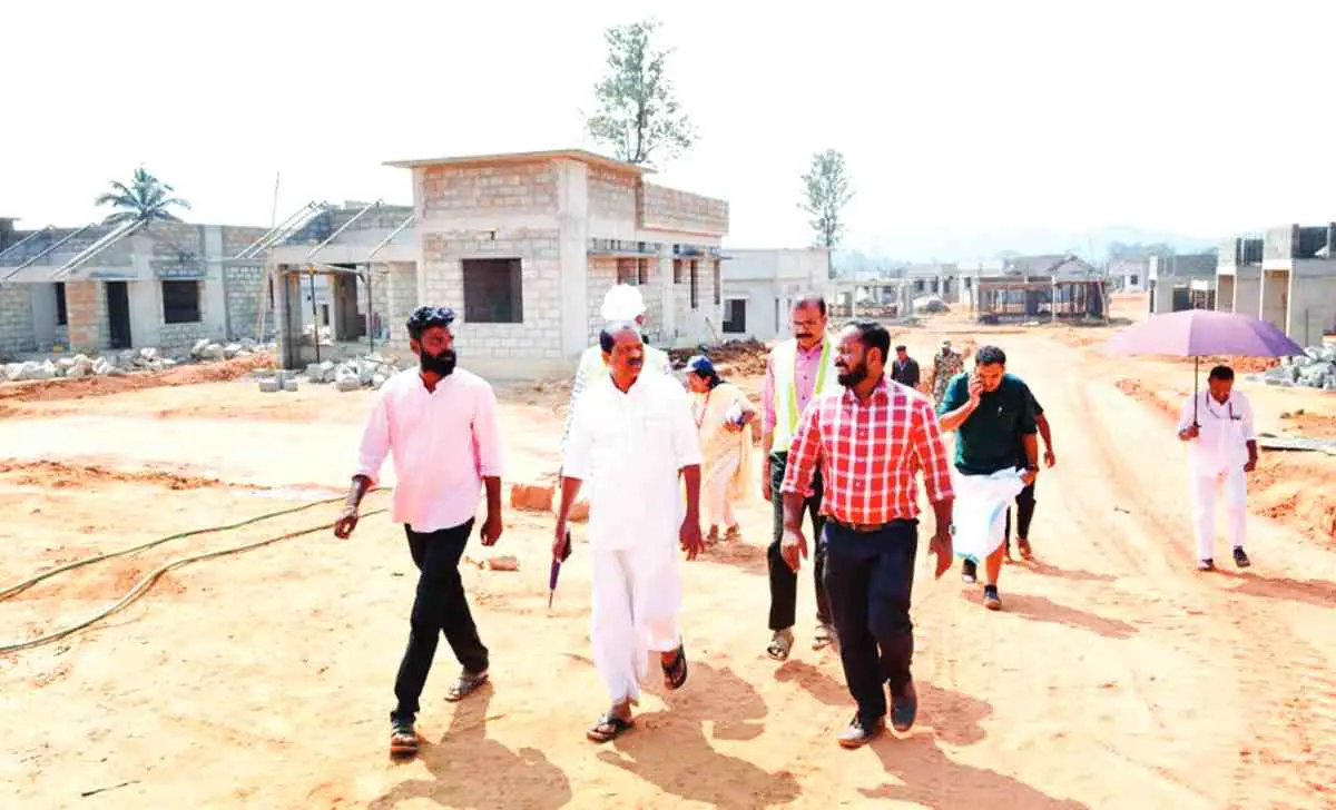 Minister O. R. Kelu arrived to assess the construction work of the township