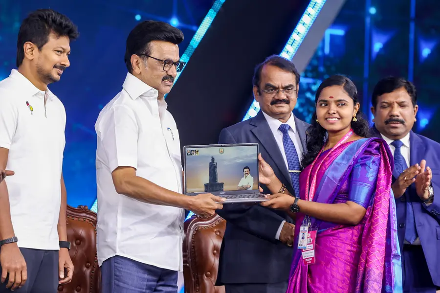 'ഉലഗം ഉങ്കൾ കൈയിൽ'; കോളേജ് വിദ്യാർഥികൾക്ക് സ്റ്റാലിന്റെ സൗജന്യ ലാപ്‌ടോപ് പദ്ധതി