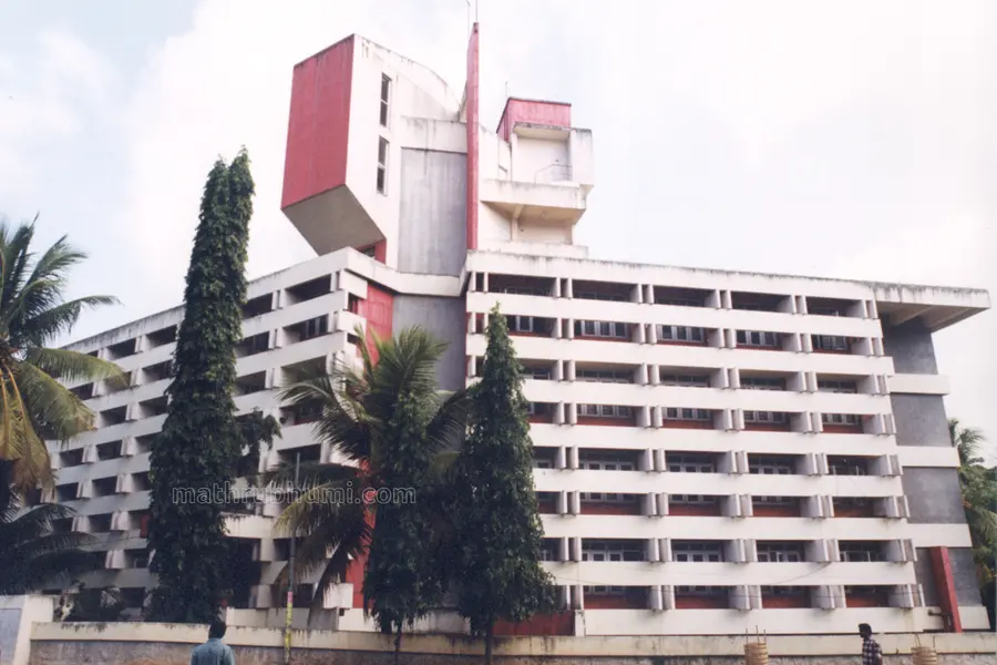 സിപിഎം ഭൂമി കൈയേറി, എകെജി പഠന ഗവേഷണകേന്ദ്രം ഒഴിപ്പിക്കണമെന്ന് ആവശ്യപ്പെട്ട് ഹൈക്കോടതിയിൽ ഹർജി