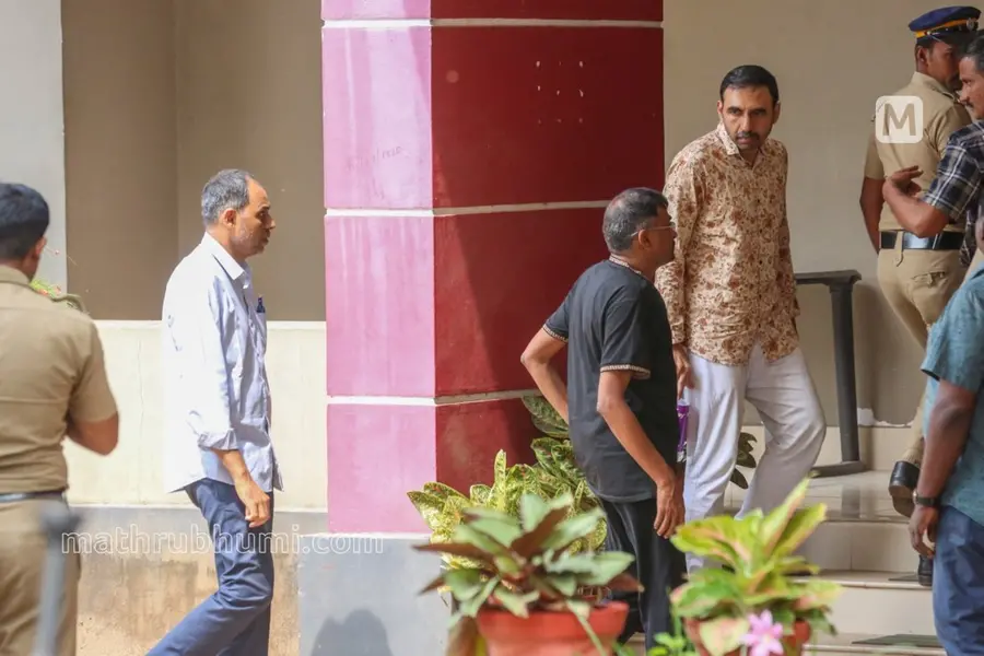 ബാക്കിസ്വർണവും തട്ടാൻ പദ്ധതിയിട്ടു,കേസ് കോടതിയിലെത്തിയപ്പോൾ ബെംഗളൂരുവിൽ പ്രതികളുടെ രഹസ്യയോഗം- എസ്ഐടി