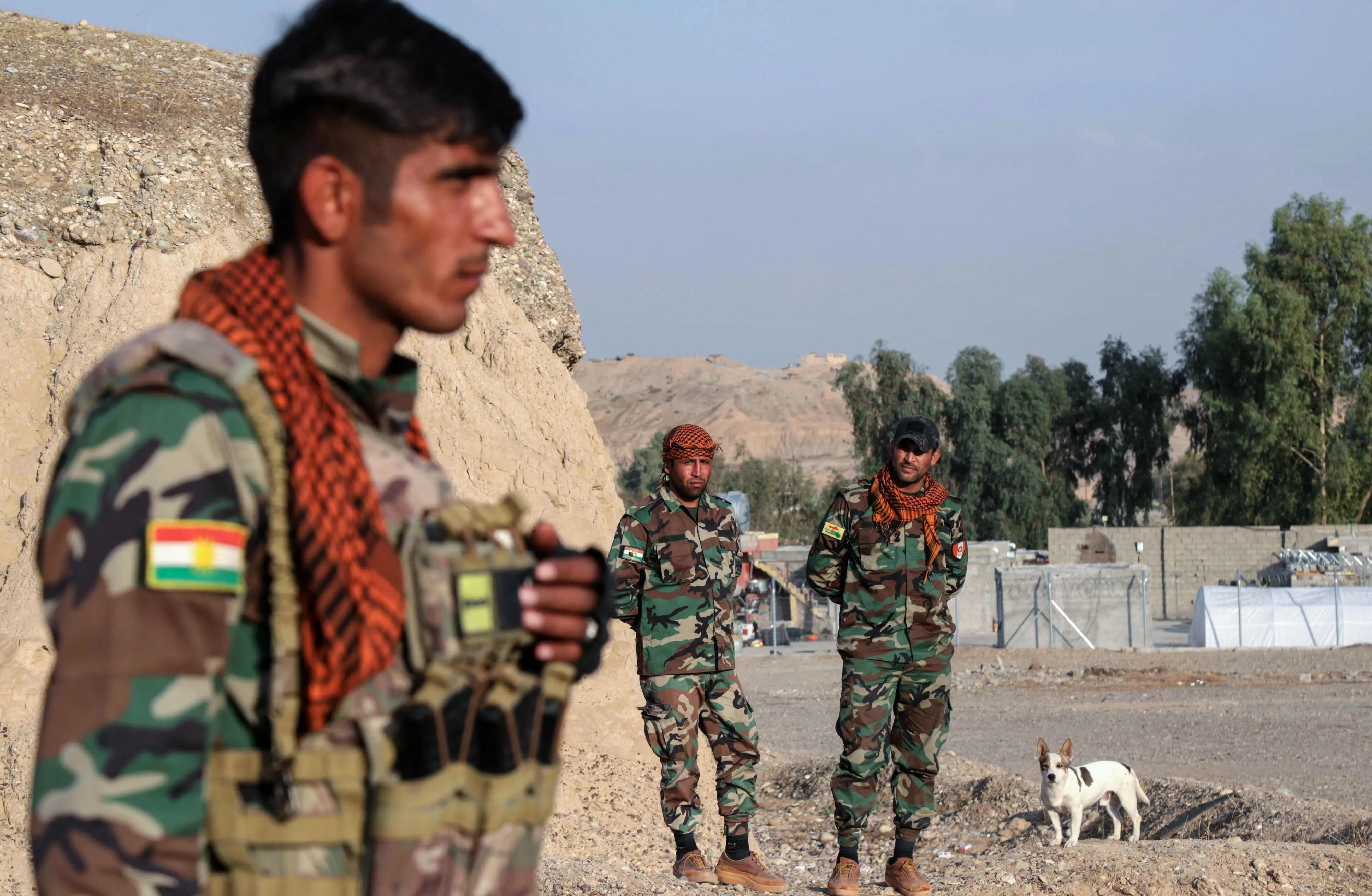 Kurdish Peshmerga fighters affiliated with the Kurdistan Freedom Party (PAK), man a position near town city of Altun Kupri (Perdi), north of Kirkuk, in Iraq's autonomous Kurdistan region.| Photo: AFP