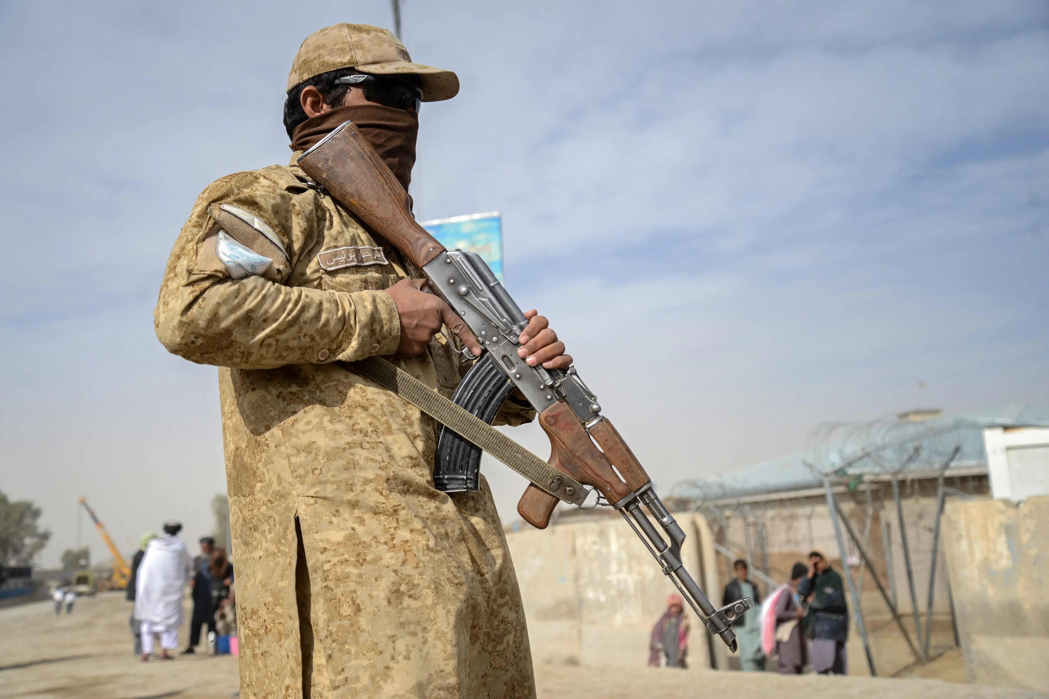 Taliban security personnel standing guard near the zero-point border crossing between Afghanistan and Pakistan at the Spin Boldak district of Kandahar province. | Photo: AFP