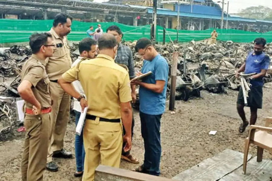 റെയിൽവേ പാർക്കിങ്ങിലെ തീപ്പിടിത്തം: കാരണം വൈദ്യുതിലൈനിൽനിന്നുള്ള തീപ്പൊരി ?