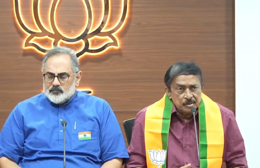 റെജി ലൂക്കോസ് ബിജെപി സംസ്ഥാന അധ്യക്ഷന് രാജീവ് ചന്ദ്രശേഖറിനൊപ്പം