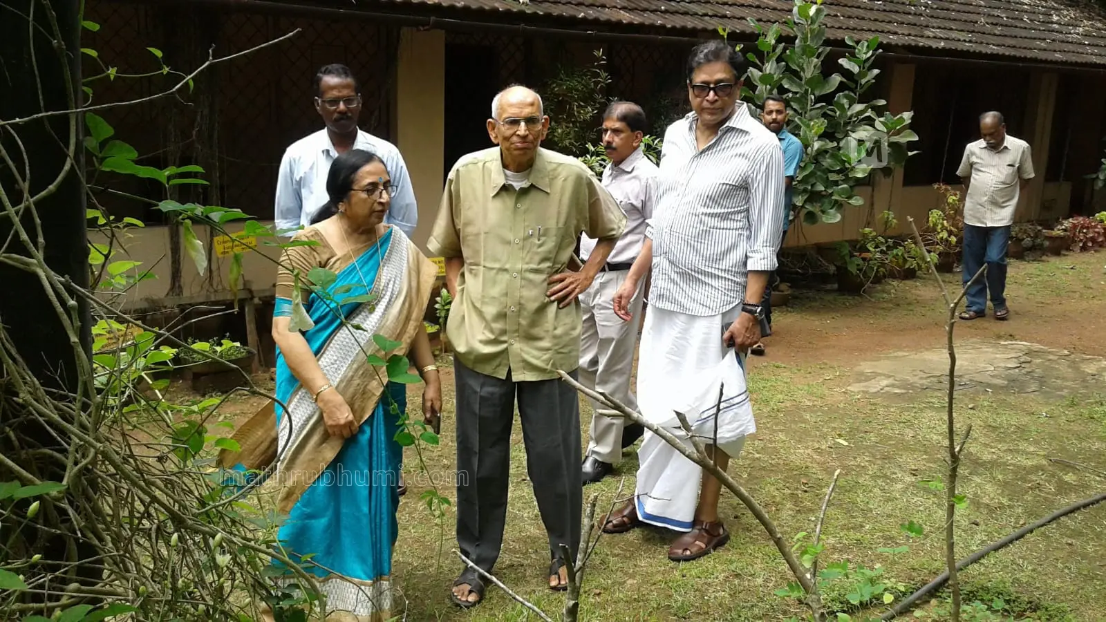 മാധവ് ഗാഡ്ഗിൽ കോട്ടയ്ക്കൽ ആര്യവൈദ്യശാല ഔഷധോദ്യാനം സന്ദർശിച്ചപ്പോൾ, ഡോ. ഇന്ദിര ബാലചന്ദ്രൻ സമീപം