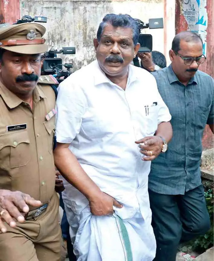 ജാമ്യം ലഭിച്ചതിനെത്തുടര്ന്ന് കോടതിയില്നിന്ന് പോലീസ് സുരക്ഷയില് പുറത്തേക്ക് വരുന്ന ആന്റണി രാജു |ഫോട്ടോ:മാതൃഭൂമി