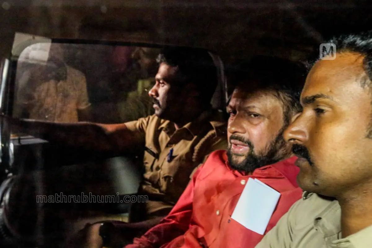 ശബരിമല സ്വര്‍ണക്കൊള്ള കേസില്‍ അറസ്റ്റിലായ തന്ത്രി കണ്ഠരര് രാജീവരെ കൊല്ലം തേവള്ളിയിലെ വിജിലന്‍സ് കോടതി ജഡ്ജി ഡോ. സി.എസ്. മോഹിതിന്റെ വസതിയില്‍ ഹാജരാക്കാന്‍ കൊണ്ടുവരുന്നു | ഫോട്ടോ: സുധീര്‍മോഹന്‍/ മാതൃഭൂമി