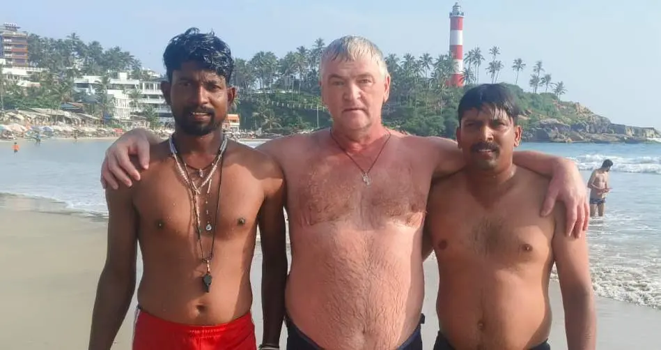 രക്ഷിച്ച ലെെഫ് ഗാർഡുകൾക്കൊപ്പം റഷ്യൻ വിനോദസഞ്ചാരി