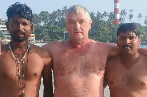 കുളിക്കുന്നതിനിടെ റഷ്യൻ വിനോദസഞ്ചാരി കടലിൽ മുങ്ങിത്താഴ്ന്നു; രക്ഷകരായി ലൈഫ്ഗാർഡുകൾ, സംഭവം കോവളത്ത്