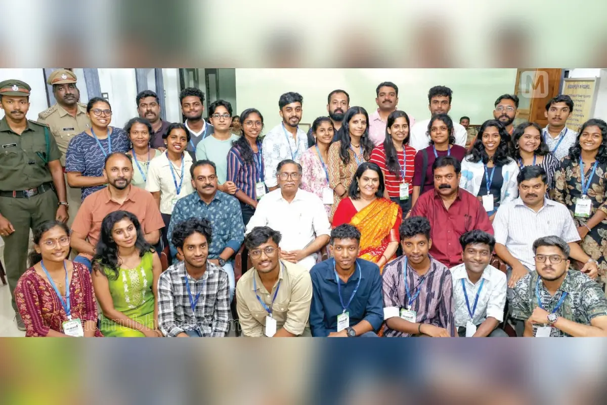 മാതൃഭൂമി അന്താരാഷ്ട്ര അക്ഷരോത്സവം ഏഴാം പതിപ്പിന്റെ ഭാഗമായി മാതൃഭൂമി ആഴ്ചപ്പതിപ്പും സംസ്ഥാന വന്യജീവി വകുപ്പും ചേര്‍ന്ന് കലാലയ വിദ്യാര്‍ഥികള്‍ക്കായി സംഘടിപ്പിച്ച 'അക്ഷരപ്രകൃതി' സാഹിത്യ ക്യാമ്പില്‍ ഉദ്ഘാടകന്‍ കവി വി. മധുസൂദനന്‍ നായര്‍ ക്യാമ്പ് അംഗങ്ങള്‍ക്കൊപ്പം. വയനാട് വൈല്‍ഡ് ലൈഫ് ഡിവിഷന്‍ അസിസ്റ്റന്റ് കണ്‍സര്‍വേറ്റര്‍ ജോഷില്‍, ചീഫ് വൈല്‍ഡ് ലൈഫ് വാര്‍ഡന്‍ ഡോ. പ്രമോദ് ജി. കൃഷ്ണന്‍, കവയിത്രി പ്രമീളാദേവി, ക്യാമ്പ് ഡയറക്ടര്‍ സുഭാഷ് ചന്ദ്രന്‍, തിരുവനന്തപുരം ഡിവിഷന്‍ വൈല്‍ഡ് ലൈഫ് വാര്‍ഡന്‍ എസ്.വി. വിനോദ് എന്നിവര്‍ സമീപം