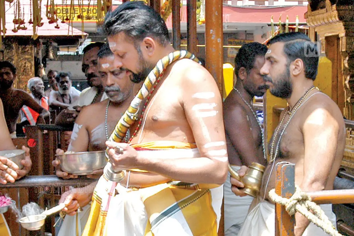 Kandararu Rajeevaru and Unnikrishnan Potti in 2007 Sabarimala festival | Photo: Mathrubhumi Archives