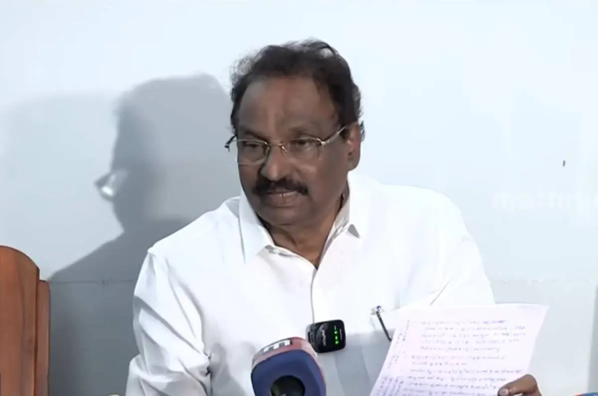 എ.കെ. ബാലന് മാധ്യമങ്ങളോട് സംസാരിക്കുന്നു